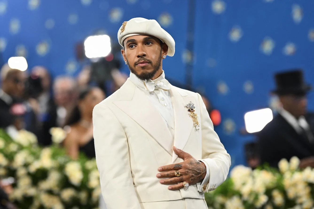 fighi e fuoriclasse si nasce e lewis hamilton lo nacque riporta la ferrari alla vittoria da Ilnapolista.it fighi e fuoriclasse si nasce e lewis hamilton lo nacque riporta la ferrari alla vittoria
