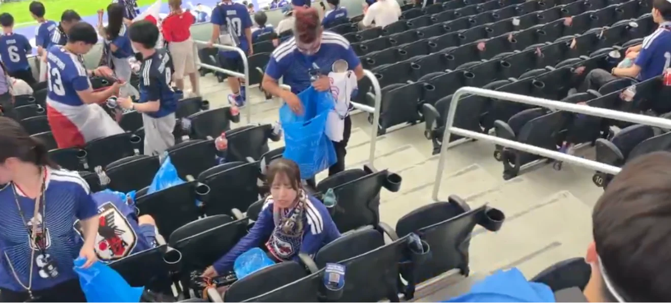 i tifosi del giappone puliscono lo stadio dopo il 2 2 con l8217olanda siamo onorati di essere qui da Ilnapolista.it i tifosi del giappone puliscono lo stadio dopo il 2 2 con l8217olanda siamo onorati di essere qui