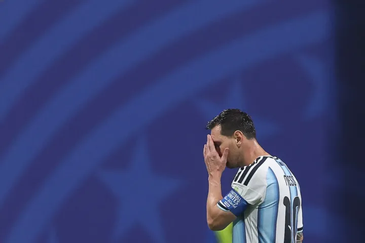 Leo Messi con le mani in faccia