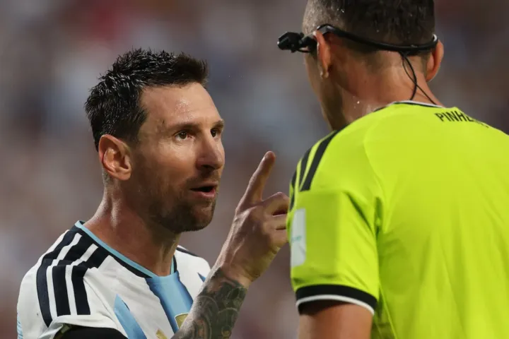 Messi con l'arbitro Pinheiro