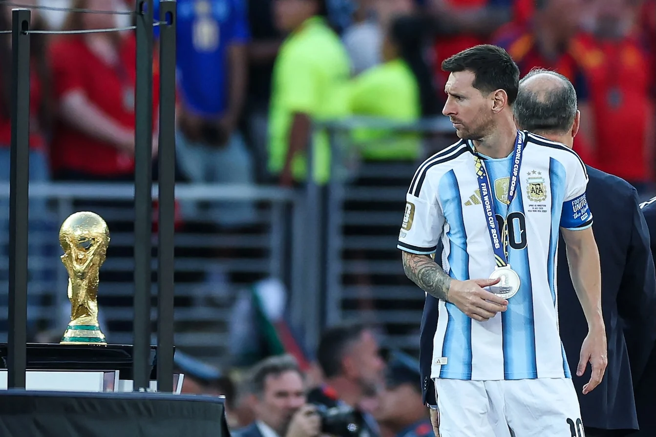 L’Argentina non può ritirare la 10 di Messi: la Fifa lo vieta, come fece per Maradona. Il Napoli, invece, quella di Diego l’ha tolta per sempre
