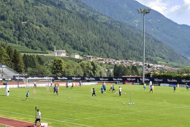 I calciatori del Napoli impegnati in allenamento a Dimaro