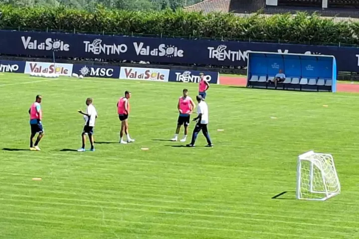 Allenamento Napoli, Rrahmani parla con Landucci