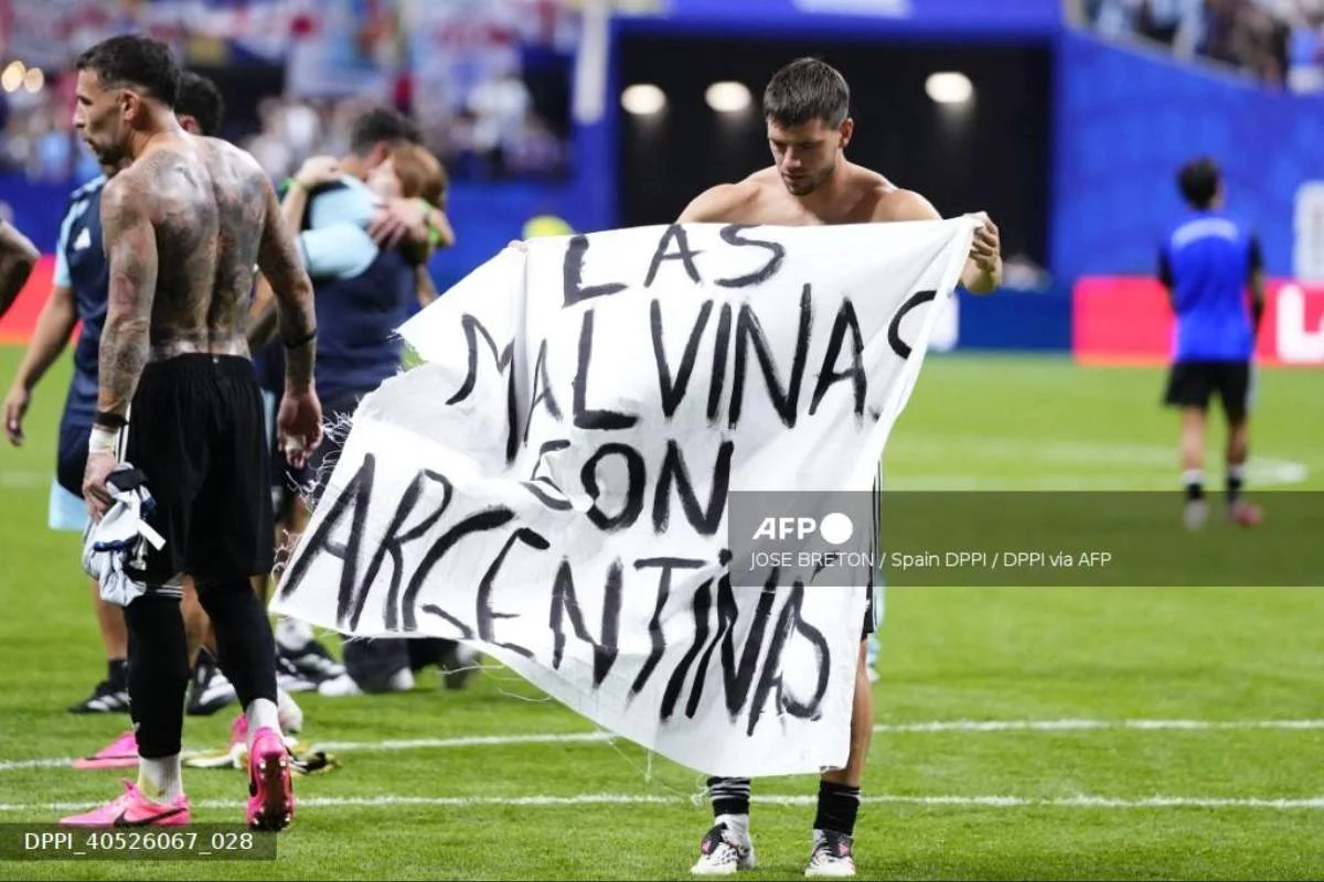 l8217argentina rischia sanzioni per lo striscione sulle falkland da Ilnapolista.it l8217argentina rischia sanzioni per lo striscione sulle falkland