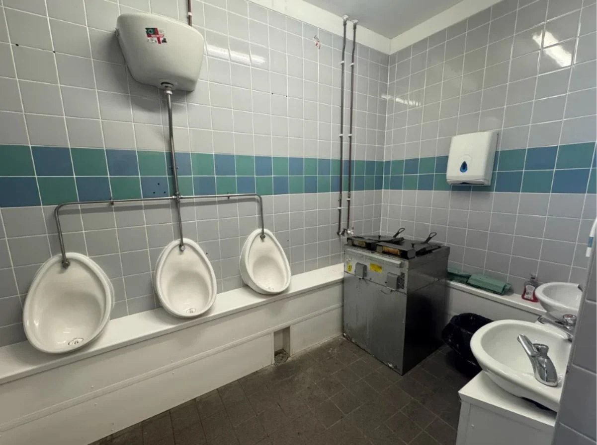 una friggitrice tra gli orinatoi la foto del bagno del blyth town diventa virale e i tifosi inorridiscono da Ilnapolista.it una friggitrice tra gli orinatoi la foto del bagno del blyth town diventa virale e i tifosi inorridiscono