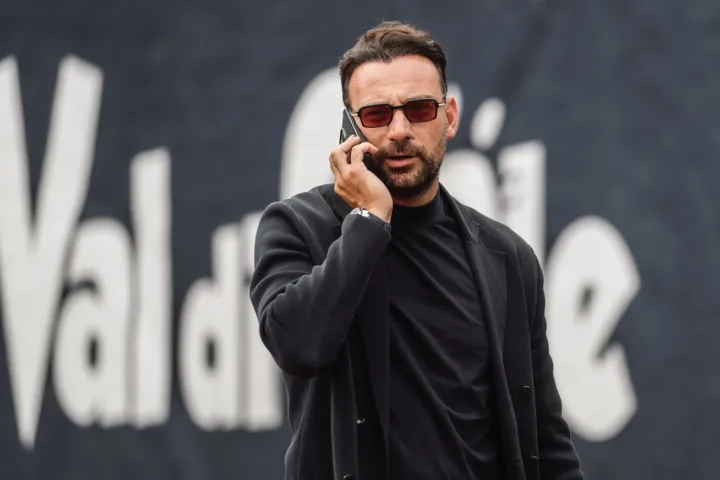 Giovanni Manna al telefono