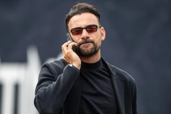 Giovanni Manna parla al telefono