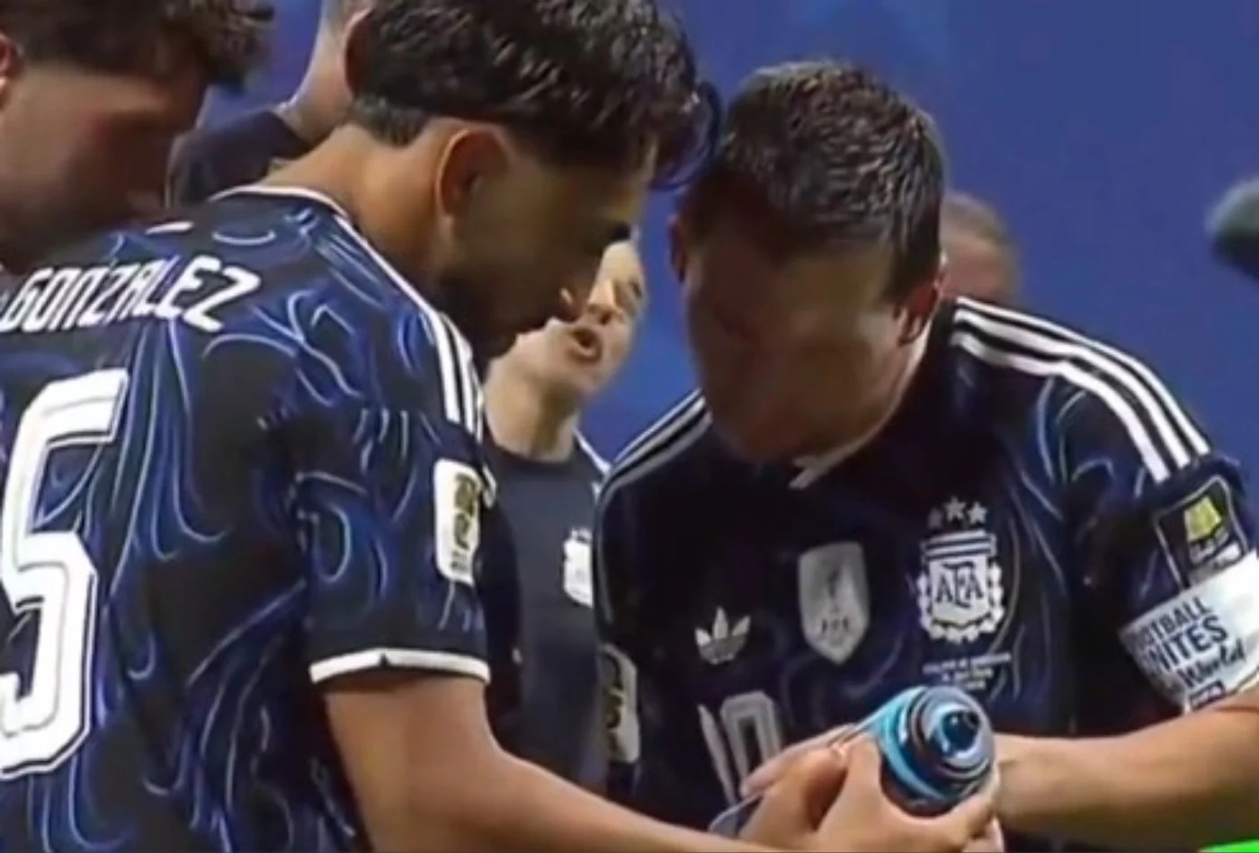 gli argentini trovano la borraccia di pickford con le istruzioni per i rigori la reazione di messi video da Ilnapolista.it gli argentini trovano la borraccia di pickford con le istruzioni per i rigori la reazione di messi video