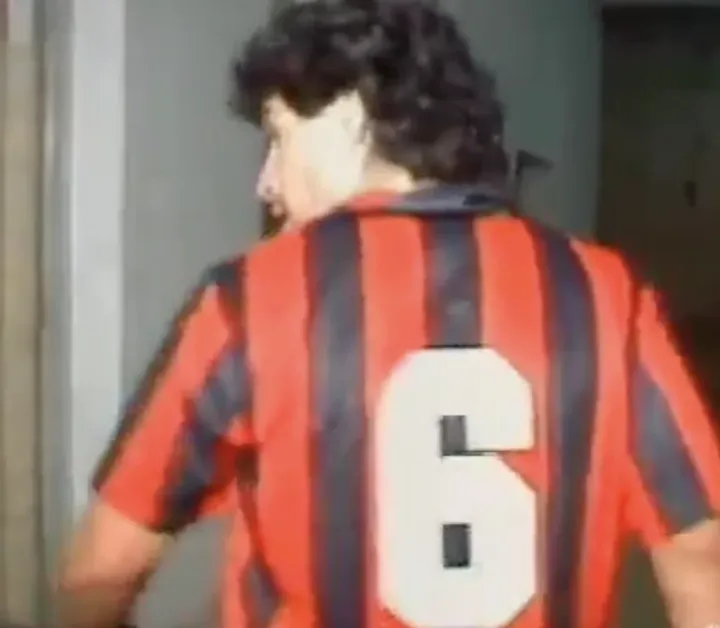 Maradona con la maglia di Franco Baresi