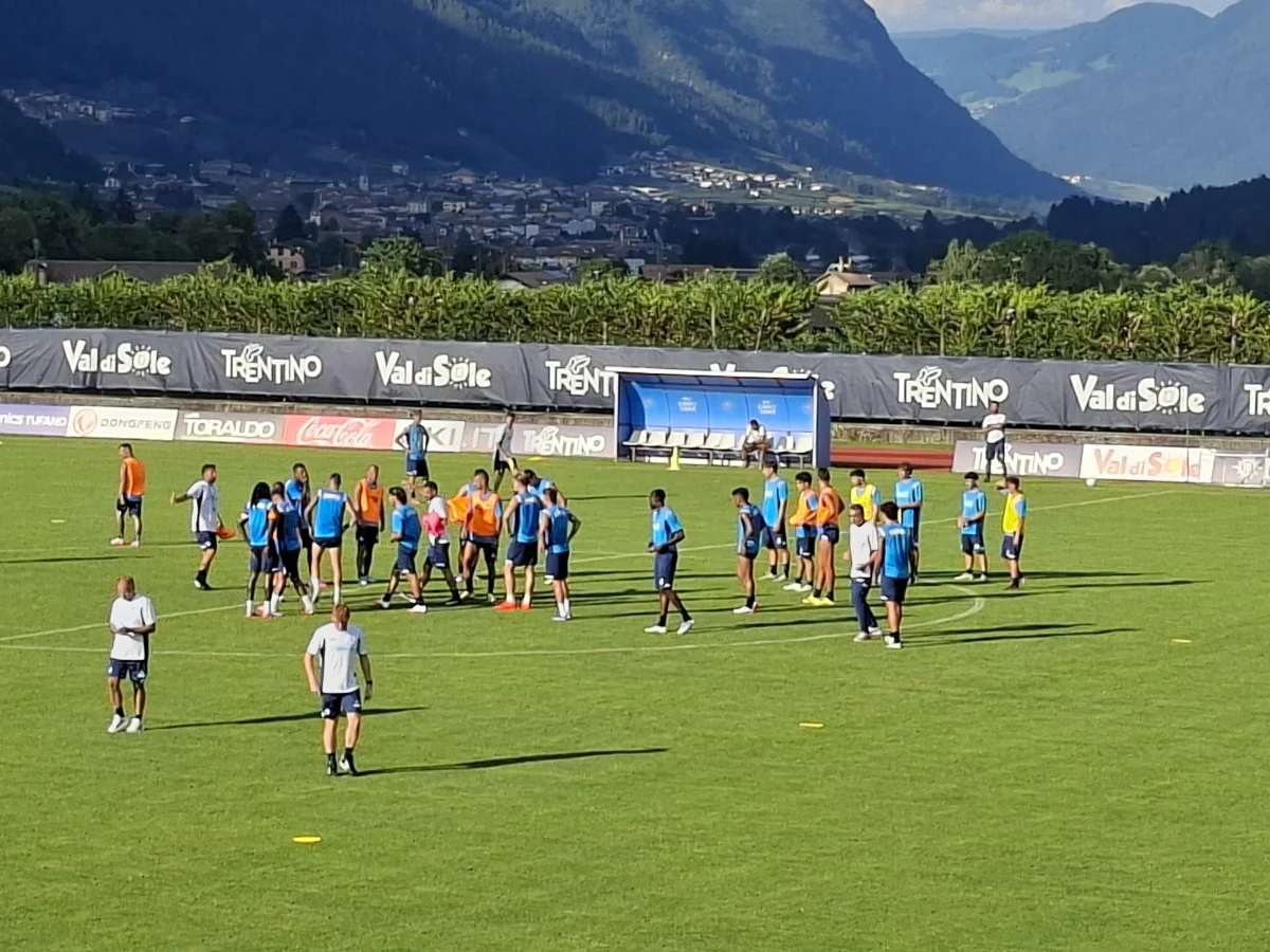 Napoli, la seduta pomeridiana: esercizi che divertono la squadra, la lezione di Allegri a Lobotka e Rrahmani e due super parate di Meret