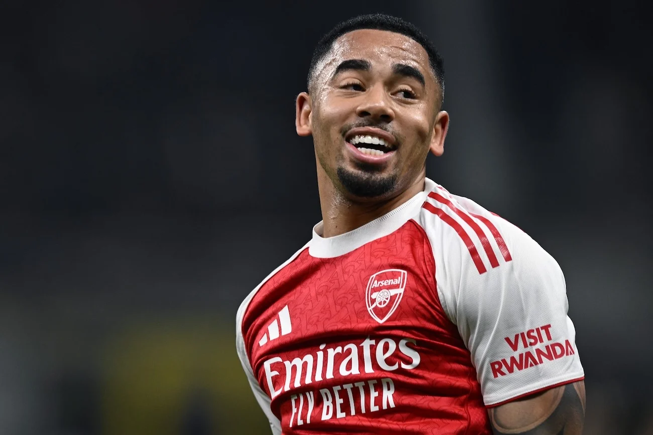 Gabriel Jesus conferma che il Napoli ha disperato bisogno di un attaccante serio (lui è un po’ rotto ma è forte)