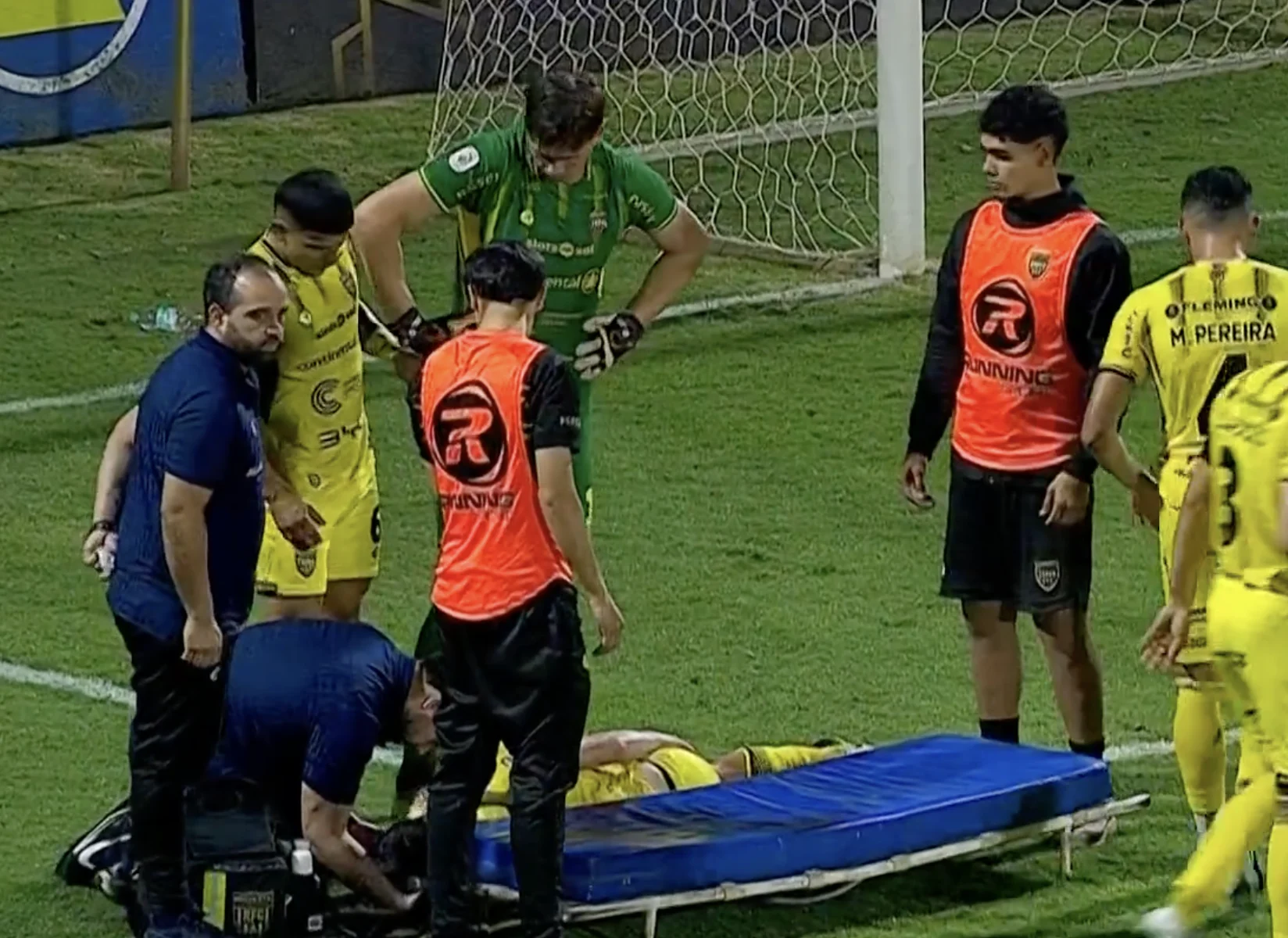 travolto dal suo stesso portiere ginocchiata in faccia e ambulanza in campo paura per ronal dom237nguez da Ilnapolista.it travolto dal suo stesso portiere ginocchiata in faccia e ambulanza in campo paura per ronal dom237nguez