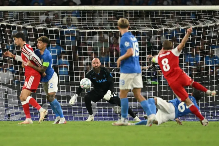 Odegaard realizza il gol vittoria in Napoli-Arsenal