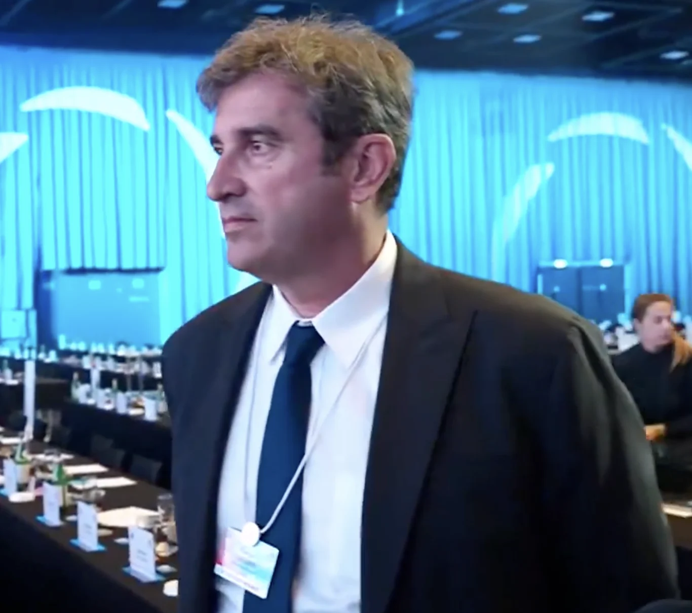 chiede scusa ai tifosi non ho niente da dire grazie il ceo del city scappa dalle domande di sky news da Ilnapolista.it chiede scusa ai tifosi non ho niente da dire grazie il ceo del city scappa dalle domande di sky news
