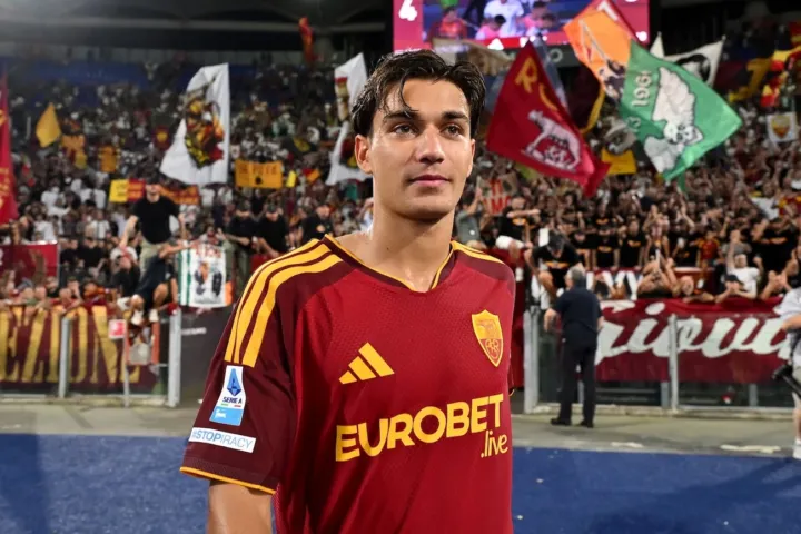 Lulli in primo piano con i tifosi della Roma sullo sfondo