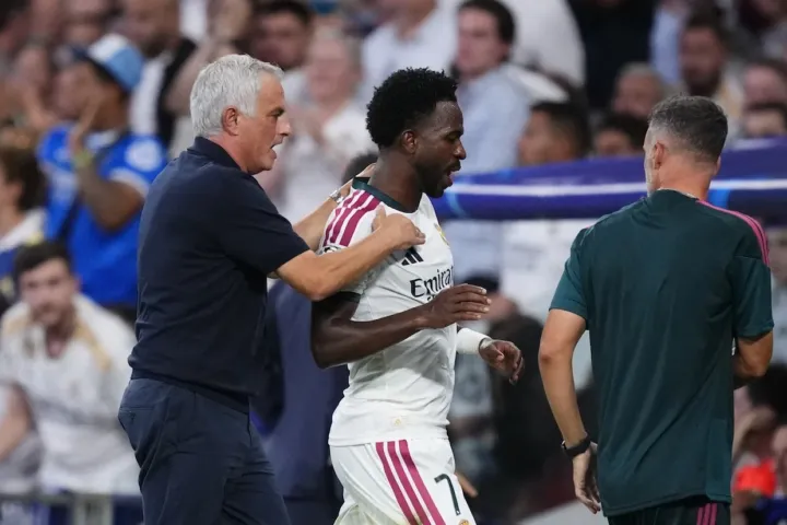 Vinicius scortato da Mourinho in panchina