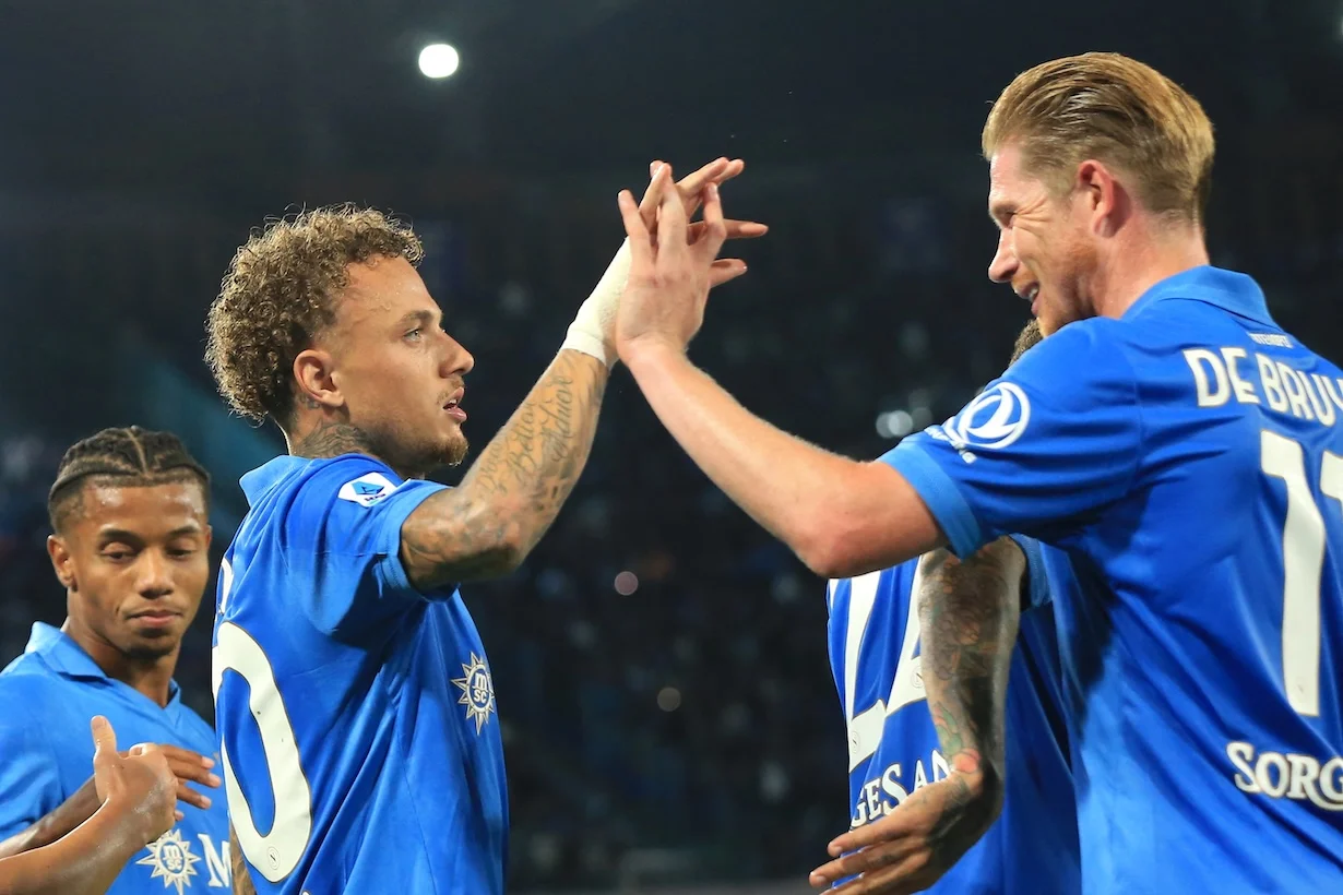 E meno male che De Bruyne giocava bene solo in Nazionale. Allegri butta il 4-3-3 nell’indifferenziato, Napoli-Frosinone 3-0