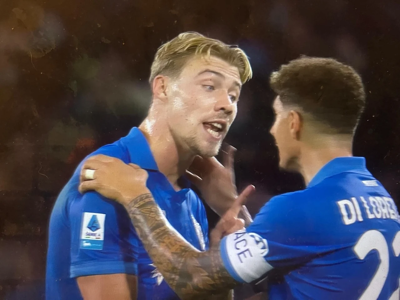 Rigore per il Napoli: Hojlund se lo fa parare, il Var lo fa ripetere e De Bruyne segna l’1-0 al Frosinone