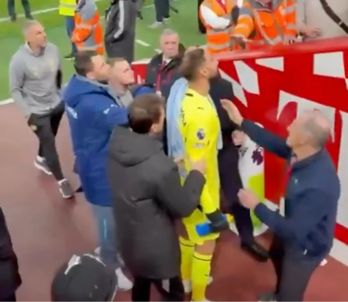 donnarumma perde la pazienza ad anfield i tifosi del liverpool gli urlano imbroglione lo staff del city lo porta via da Ilnapolista.it donnarumma perde la pazienza ad anfield i tifosi del liverpool gli urlano imbroglione lo staff del city lo porta via