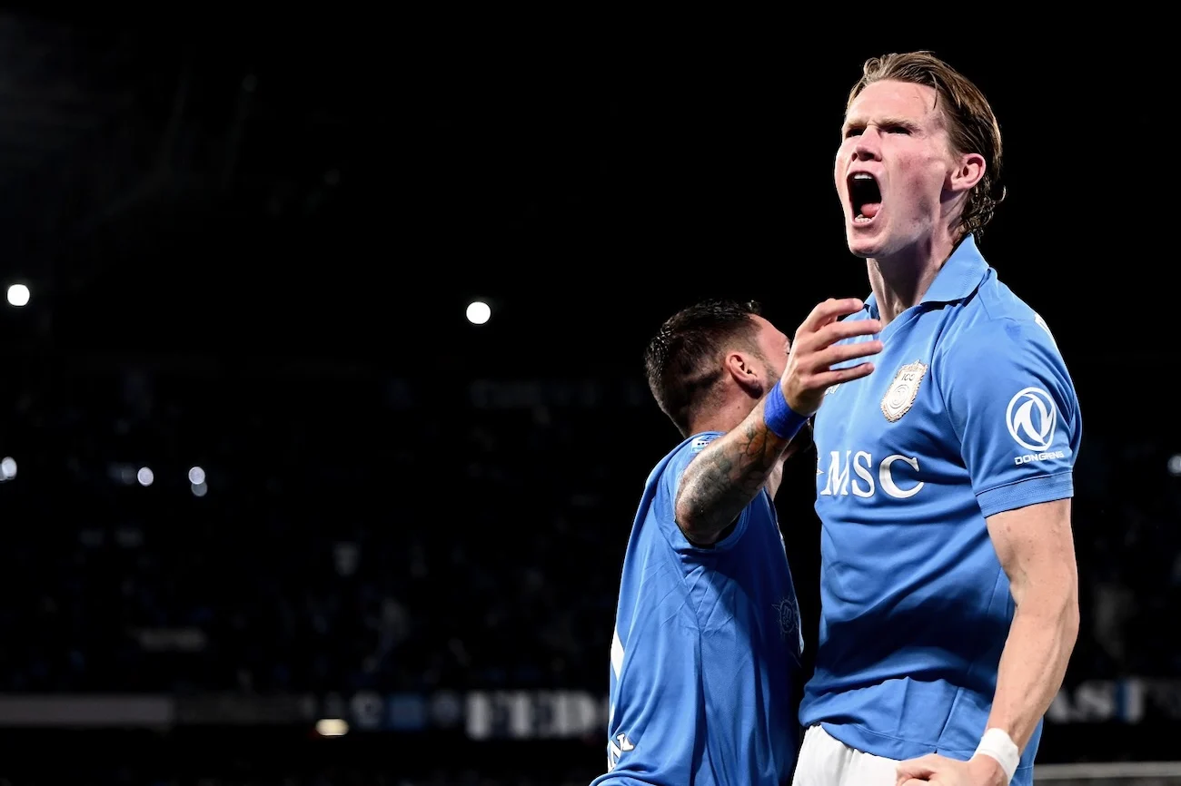 Napoli-Roma 3-3, McTominay trascina gli azzurri ma Balerdi e l’arbitro salvano i giallorossi. Rileggi la partita.