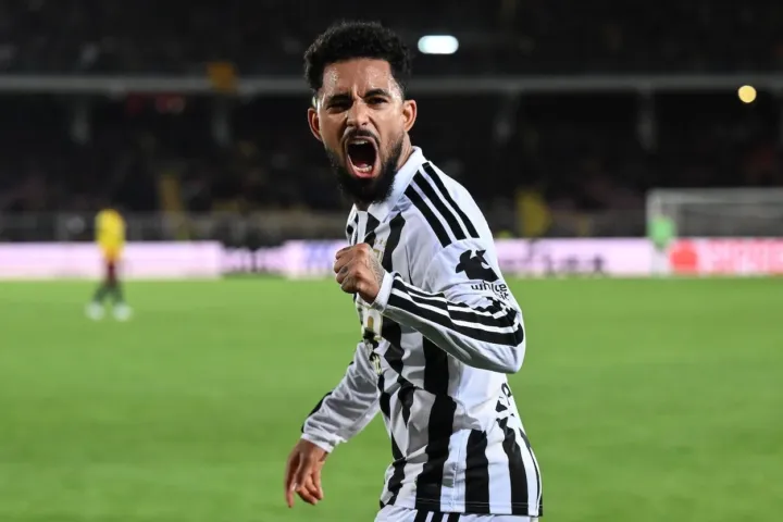 Douglas Luiz esulta dopo un gol