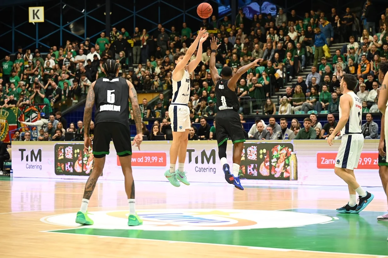 il napoli basket batte anche lo slask in eurocup e mantiene l8217imbattibilit224 stagionale da Ilnapolista.it il napoli basket batte anche lo slask in eurocup e mantiene l8217imbattibilit224 stagionale