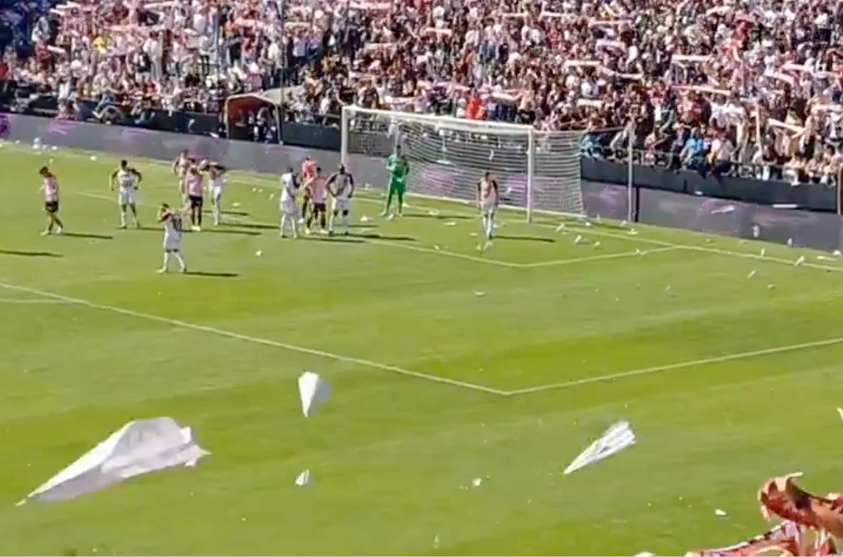 Aeroplanini di carta e palline: i tifosi del Rayo Vallecano fanno sospendere la partita con l’Athletic