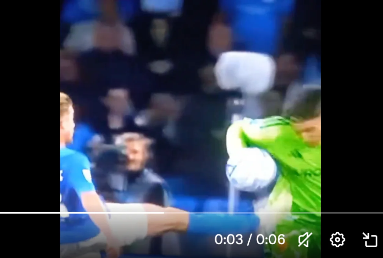sicuri che il fallo di mano di gollini su de bruyne sia irrilevante e che non aumenti il volume del corpo da Ilnapolista.it sicuri che il fallo di mano di gollini su de bruyne sia irrilevante e che non aumenti il volume del corpo