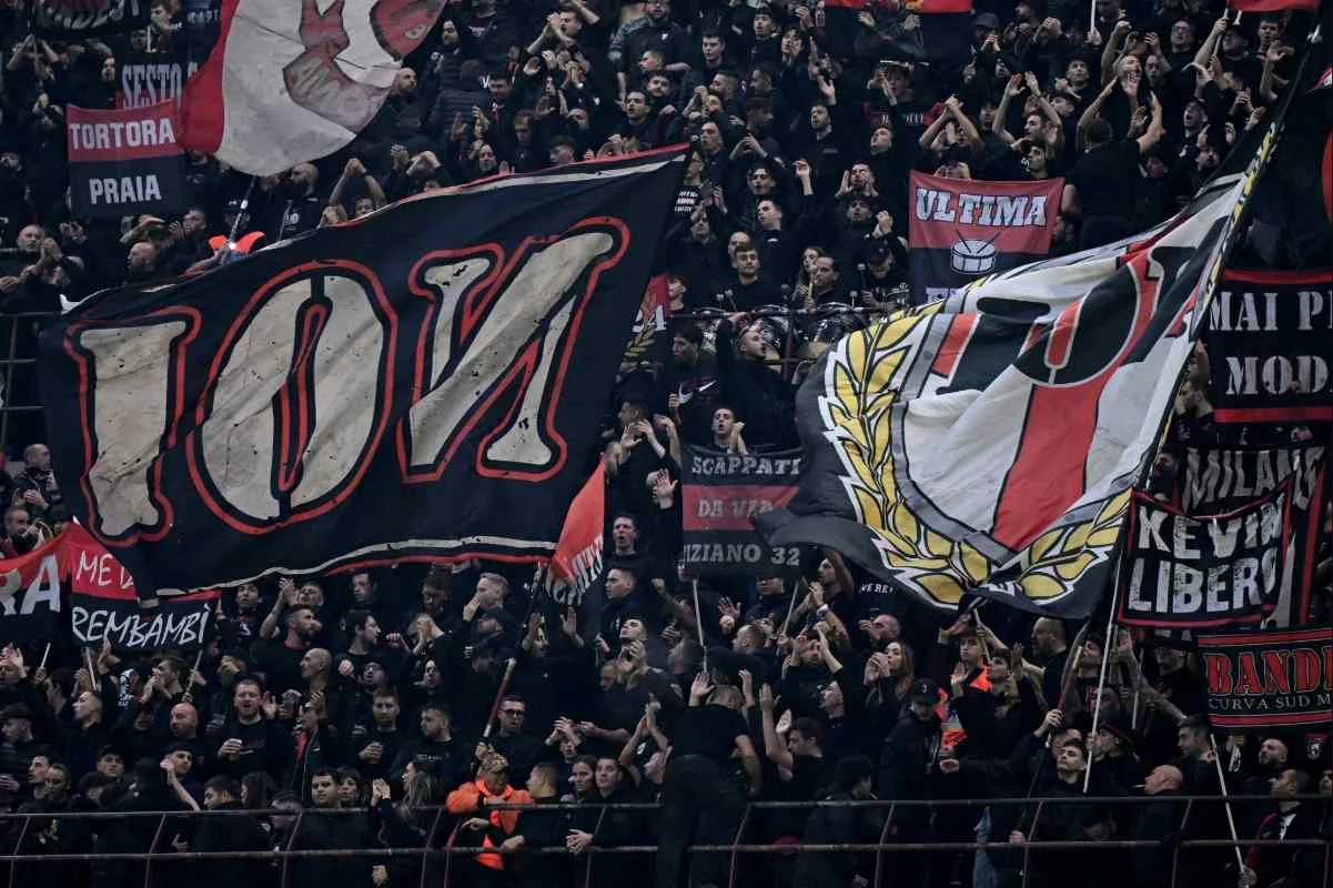 Il Milan appoggia lo sciopero dei suoi tifosi per i biglietti troppo cari a Udine e minaccia: “Vedrete i prezzi a San Siro…”
