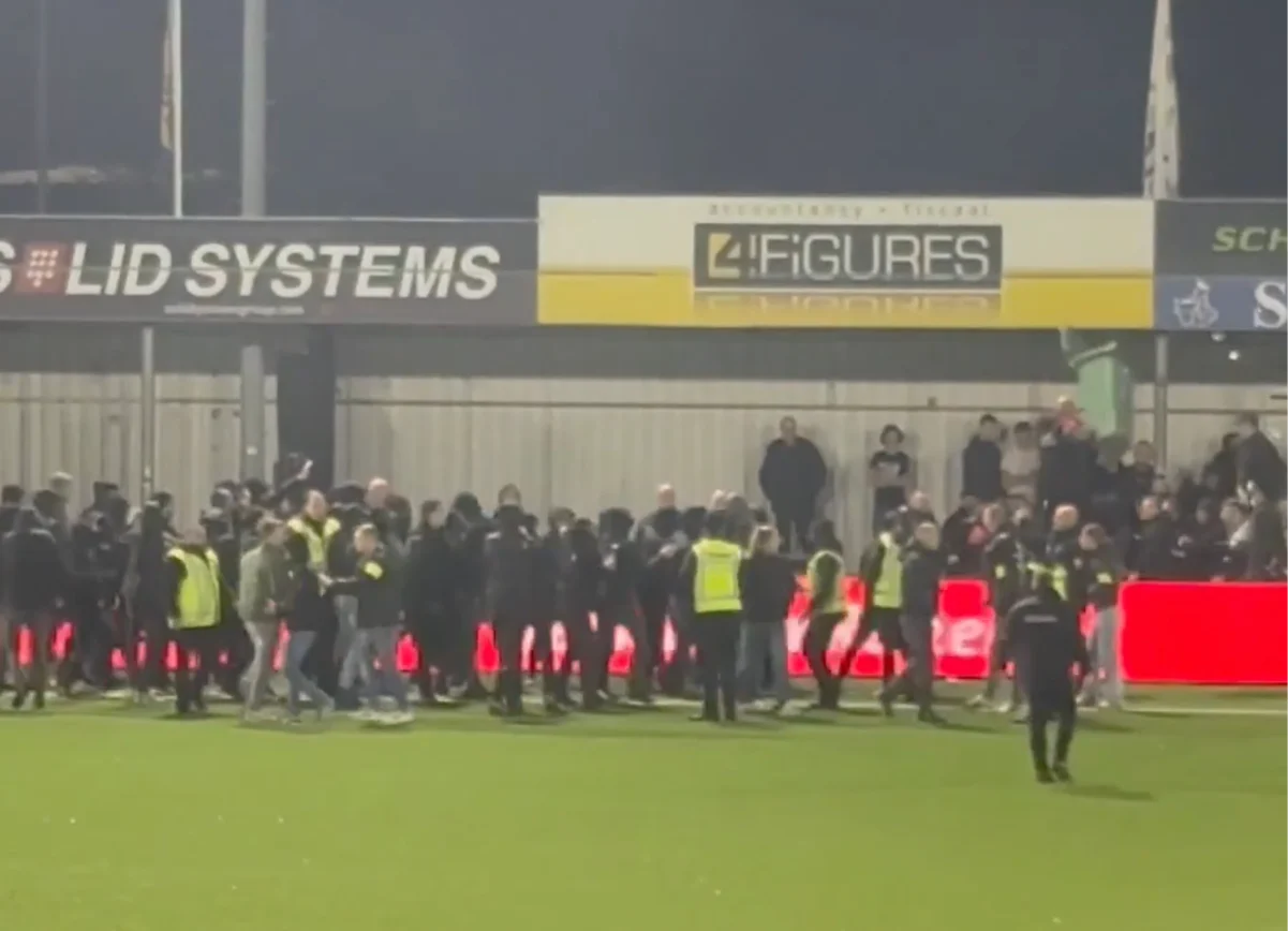 coppa d8217olanda i tifosi invadono il campo e lanciano un bidone l8217utrecht li lascia a casa per la trasferta di domenica da Ilnapolista.it coppa d8217olanda i tifosi invadono il campo e lanciano un bidone l8217utrecht li lascia a casa per la trasferta di domenica