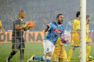 Napoli-Frosinone 4-0, pagelle / La storia viene demolita e riscritta sotto la pioggia item-thumbnail
