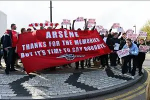 I tifosi dell’Arsenal contestano Wenger: «È ora di cambiare». E lui attacca l’ambiente item-thumbnail