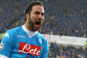 Napoli-Carpi, i numeri: ottava vittoria consecutiva, battuto il record di Maradona. Higuain come Diego: sesta gara di fila a segno item-thumbnail
