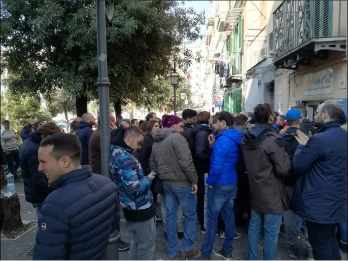 Il Napoli (tramite la radio ufficiale): «Nessun rallentamento, già venduti 14mila biglietti» Il Napoli (tramite la radio ufficiale): «Nessun rallentamento, già venduti 14mila biglietti»