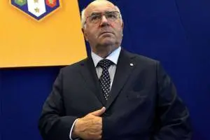 Tavecchio ha scavallato razzismo, omofobia e antisemitismo. Doveva cadere per i Mondiali? item-thumbnail