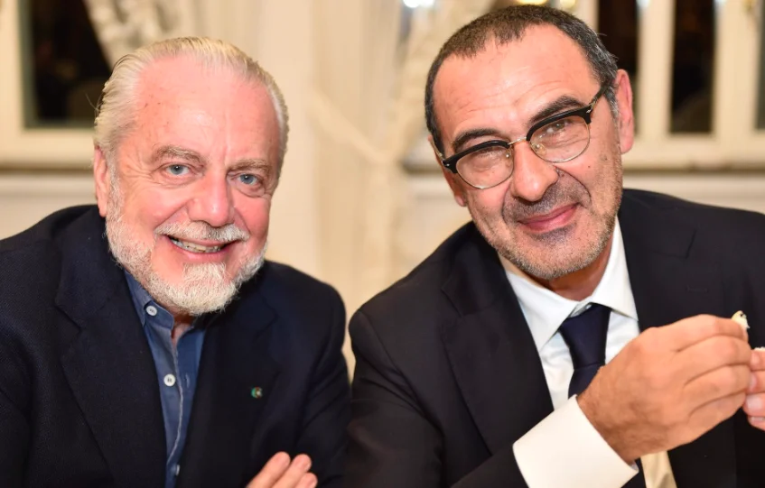 Sarri vorrebbe rinnovare con il Napoli, De Laurentiis pronto a offrirgli 4 milioni l’anno Sarri vorrebbe rinnovare con il Napoli, De Laurentiis pronto a offrirgli 4 milioni l’anno