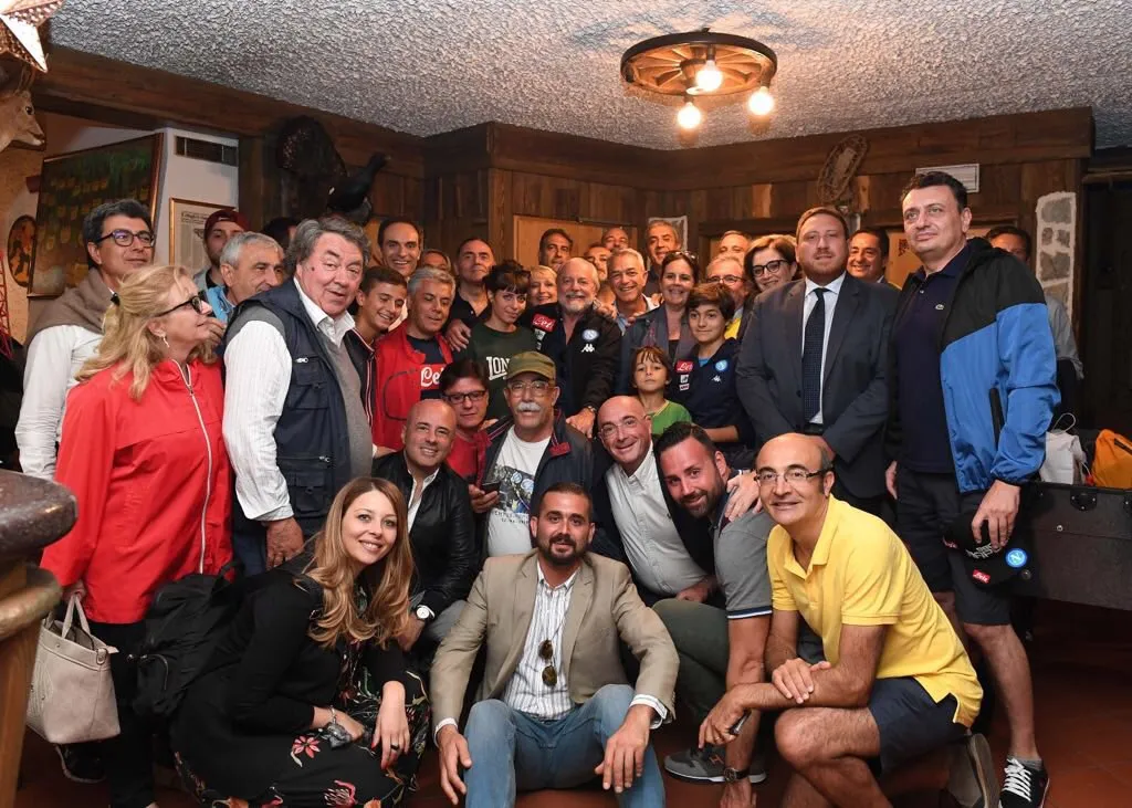 Il Club Napoli Parlamento a Dimaro: pranzo finale con De Laurentiis a parlare di politica e serie tv Il Club Napoli Parlamento a Dimaro: pranzo finale con De Laurentiis a parlare di politica e serie tv