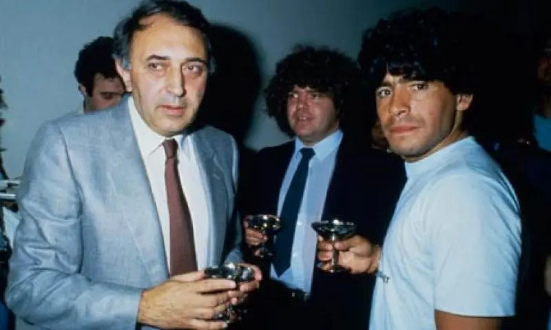 Ferlaino: «Sono stato il carceriere di Maradona. Tapie mi spedì un assegno in bianco, lo strappai» Ferlaino: «Sono stato il carceriere di Maradona. Tapie mi spedì un assegno in bianco, lo strappai»