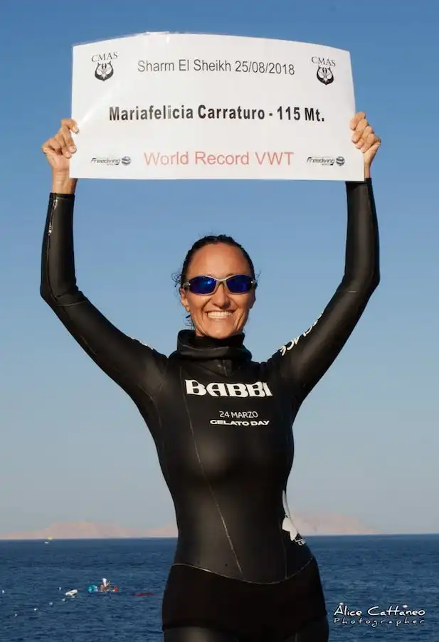 Mariafelicia Carraturo, record mondiale in apnea a 48 anni: «Siamo schiacciati dalle convenzioni sociali» Mariafelicia Carraturo, record mondiale in apnea a 48 anni: «Siamo schiacciati dalle convenzioni sociali»