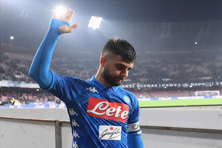 Le scuse e le lacrime di Insigne nel giro di campo Le scuse e le lacrime di Insigne nel giro di campo