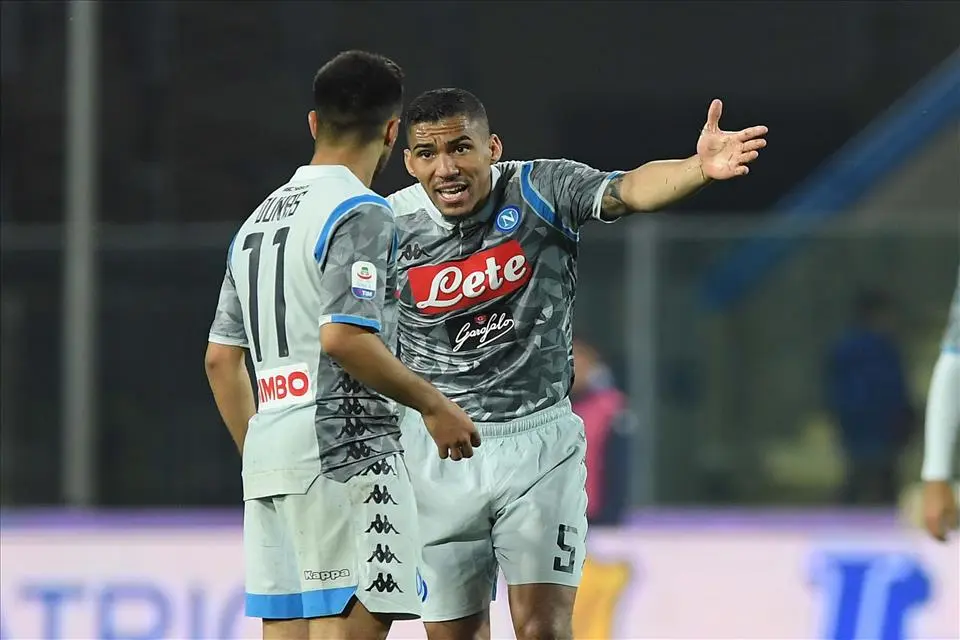 Empoli-Napoli: tribbuna-divano listata a llutto Empoli-Napoli: tribbuna-divano listata a llutto