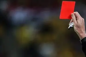 Dà una testata all’arbitro per aver fischiato il rigore. Squalificato per 3 anni item-thumbnail