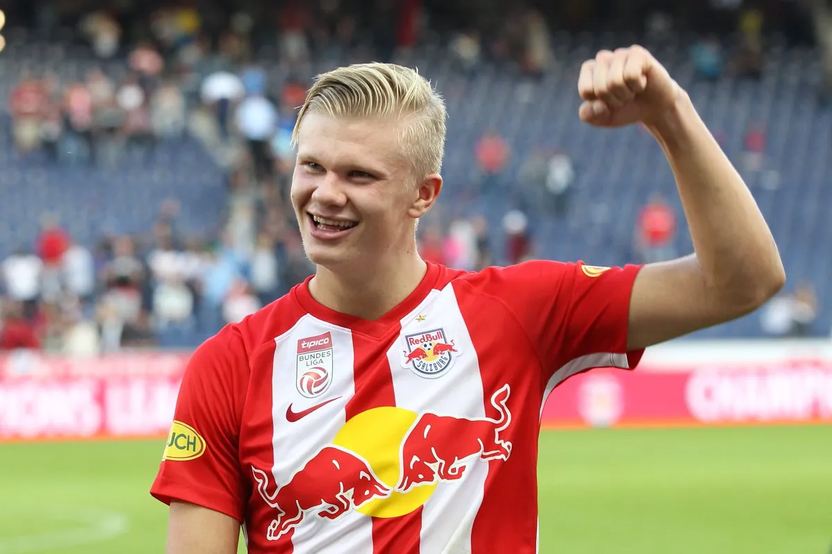 Haaland, l’attaccante del Salisburgo in cerca della rivincita contro il Napoli (che lo osserva) Haaland, l’attaccante del Salisburgo in cerca della rivincita contro il Napoli (che lo osserva)