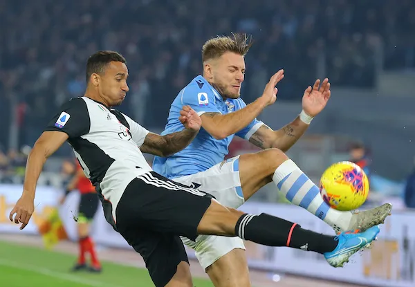 Danilo: «Guardiola? Secondo me a casa posiziona moglie e divano come i giocatori in campo» Danilo: «Guardiola? Secondo me a casa posiziona moglie e divano come i giocatori in campo»
