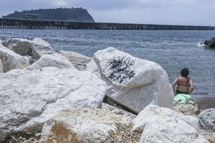 Mentre le persone soffocano, in Campania c’è chi va al mare, organizza battesimi e fa feste in casa Mentre le persone soffocano, in Campania c’è chi va al mare, organizza battesimi e fa feste in casa