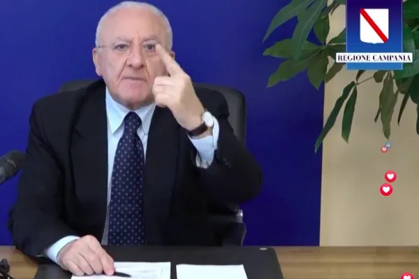 De Luca: «La giornata contro l’omotransfobia alle elementari? Ma andate al diavolo!» (VIDEO) De Luca: «La giornata contro l’omotransfobia alle elementari? Ma andate al diavolo!» (VIDEO)
