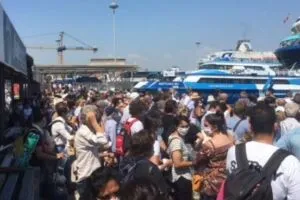 De Luca si lamenta che ha poche dosi ma vaccina prima le isole item-thumbnail