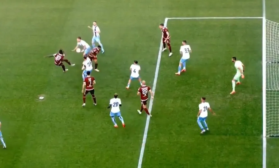 Torino-Lazio, Massa punisce Immobile che non s’è amputato il braccio: rigore e 1-0 (VIDEO) Torino-Lazio, Massa punisce Immobile che non s’è amputato il braccio: rigore e 1-0 (VIDEO)