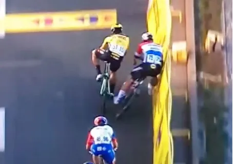 Ciclismo, terribile caduta in volata al Giro di Polonia. Jacobsen in coma. Il ds: «Un atto criminale» (VIDEO) Ciclismo, terribile caduta in volata al Giro di Polonia. Jacobsen in coma. Il ds: «Un atto criminale» (VIDEO)