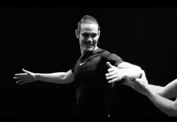 Cavani testimonial di danza per attrarre i ragazzi: «Non esiste solo il calcio» (VIDEO) Cavani testimonial di danza per attrarre i ragazzi: «Non esiste solo il calcio» (VIDEO)